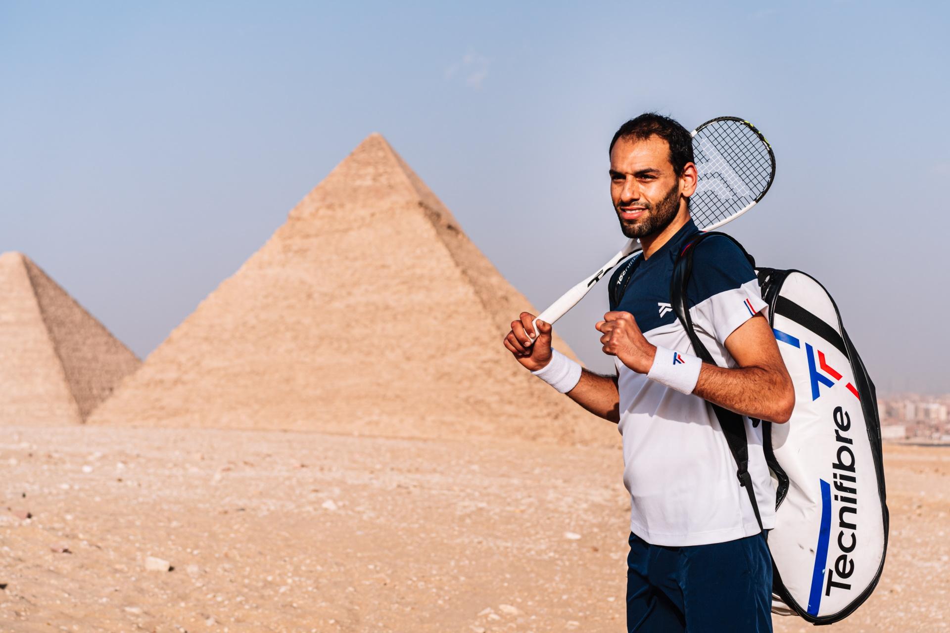 Mohamed El Shorbagy az egyiptomi piramisoknál a Tecnifibre Carboflex 125 X-TOP squash ütőjével. Mohamed El Shorbagy az egyiptomi piramisoknál a Tecnifibre Carboflex 125 X-TOP squash ütőjével.