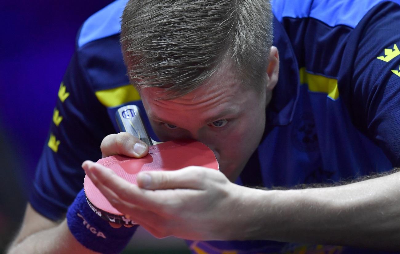 A svéd Mattias Falck a dél-koreai Li Szang Szu ellen játszik. A svéd Mattias Falck a dél-koreai Li Szang Szu ellen játszik.