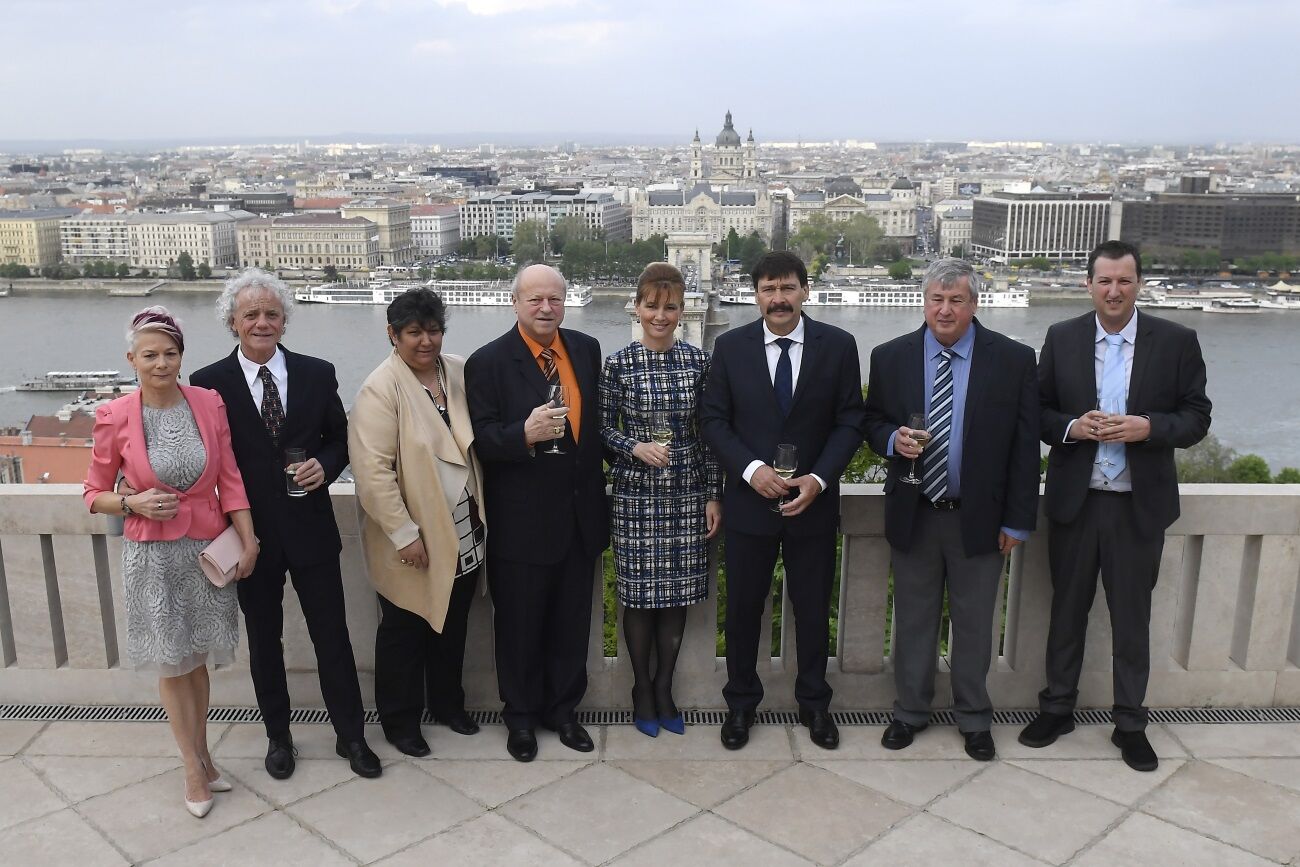 Ader János köztársasági elnök és a világbajnok asztaliteniszezők családtagjaikkal a Sándor-palota teraszán.