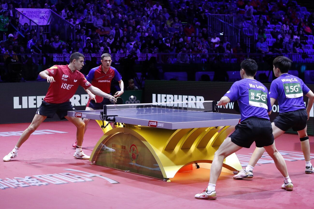 A spanyol Alvaro Robles (b) és a román Ovidiu Ionescu (j) a kínai Ma Lung (j2) és Vang Csu-csin kettős ellen játszik a budapesti asztalitenisz-világbajnokság férfi páros döntőjében a Hungexpón 2019. április 27-én. 