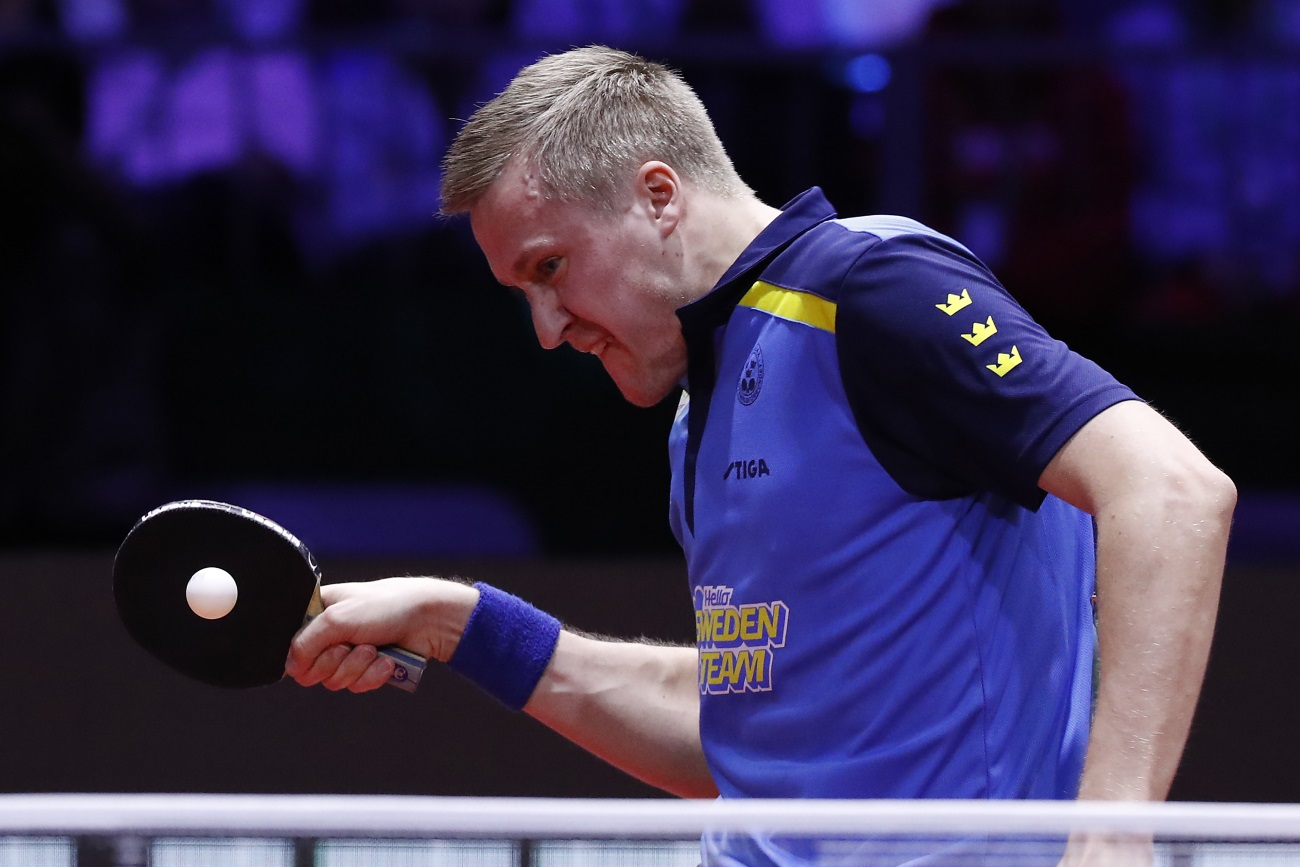 Mattias Falck játszik a budapest asztalitenisz világbajnokság férfi egyes döntőjében.