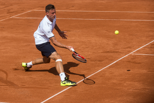 Fucsovics Márton akcióban az első napi Magyarország-Szlovákia Davis Kupa találkozón
