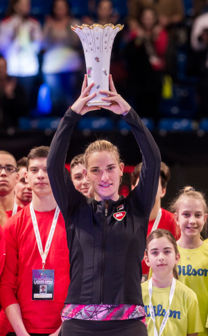 Babos Tímea a budapesti WTA torna trófeájával.